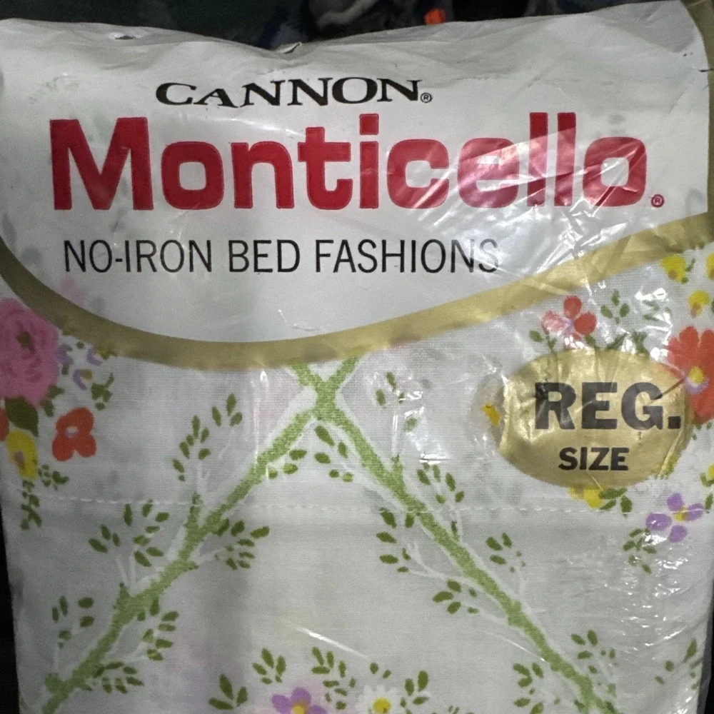 Cannon Monticello Two Pillowcases No Iron Regular Size NOS Vintage Floral Flower
